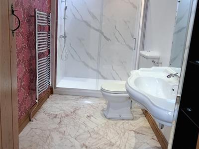 EN SUITE SHOWER ROOM